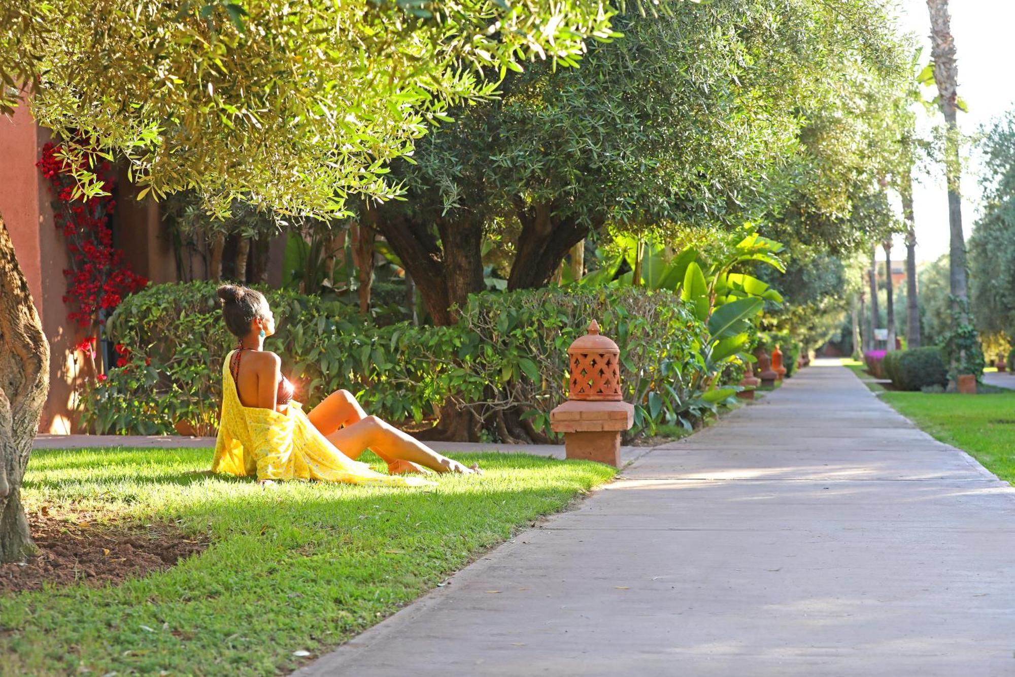 ケンジ クラブ アグダル メディナ オール インクルーシブ Lahebichate エクステリア 写真 A student relaxes on the campus of the University of Arizona.